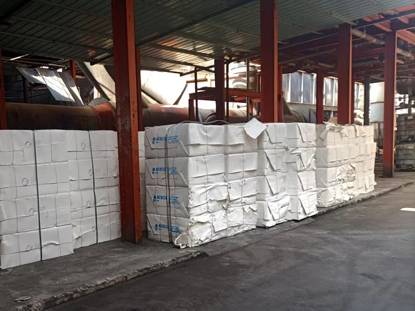 Wood pulp raw material for base paper production